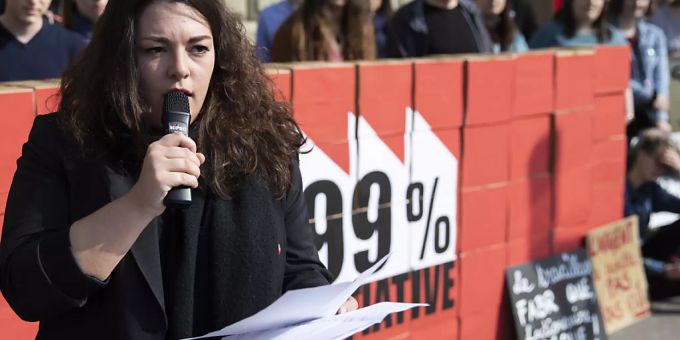 Entschiedene und laute Stimme der Juso geht: Tamara Funiciello - hier bei der Einreichung der 99-Prozent-Initiative - tritt als Präsidentin der Jungpartei im August zurück. Juso Präsidentin Tamara Funiciello