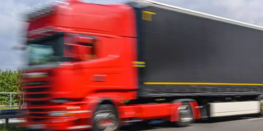 Der Arbeitsalltag vieler Fernfahrer in Europa ist belastend. Foto: Patrick Pleul