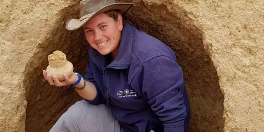 Archäologe Shira Bloch hält ein 2000 Jahre altes Gefäss, das bei den Ausgrabungen in der Negev-Wüste gefunden wurde. Foto: Israelische Altertumsbehörde