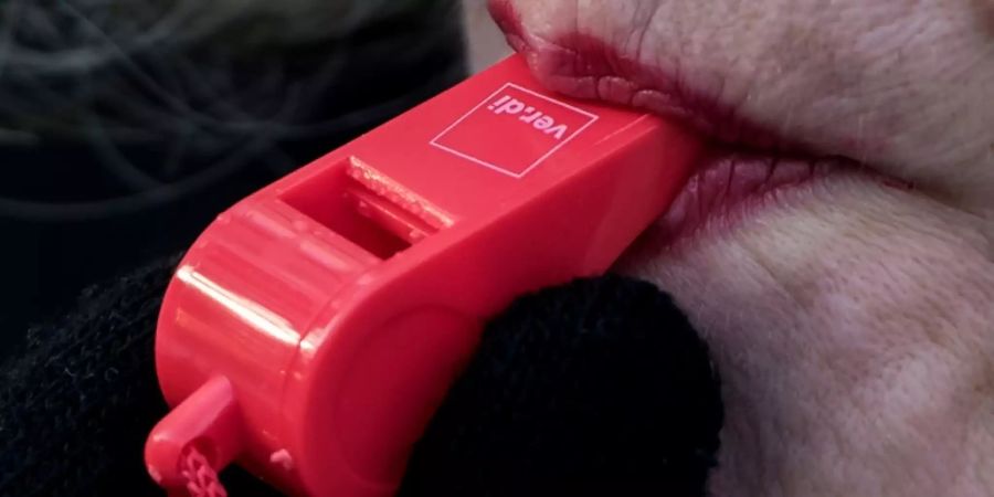 Frau mit Trillerpfeife der Gewerkschaft Verdi