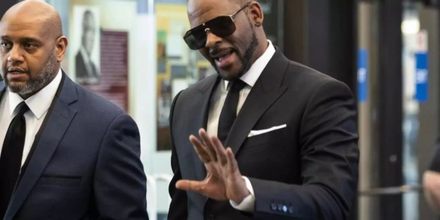 R. Kelly auf dem Weg zu einer Anhörung in Chicago. Foto: Ashlee Rezin/Chicago Sun-Times