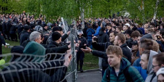 Tausende Russen demonstrieren gegen einen Kirchenbau in Jekaterinburg. Der Vorwurf ist, dass auch die letzte Grünfläche in der Stadt verschwinden würde. Jekaterinburg