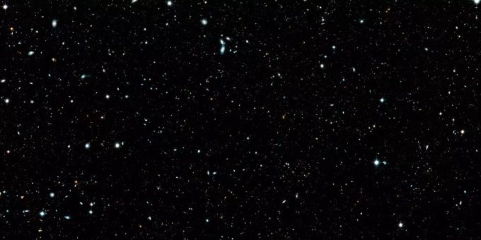 Das Panoramabild «Hubble Legacy Field» mit 265 000 Galaxien ist eine Kombination aus rund 7500 Einzelaufnahmen des «Hubble»-Weltraumteleskops. Das Bild enthält Beobachtungen aus 16 Jahren, wie das europäische «Hubble»-Informationszentrum in Garching bei München erläuterte. Hubble-Weltraumteleskop