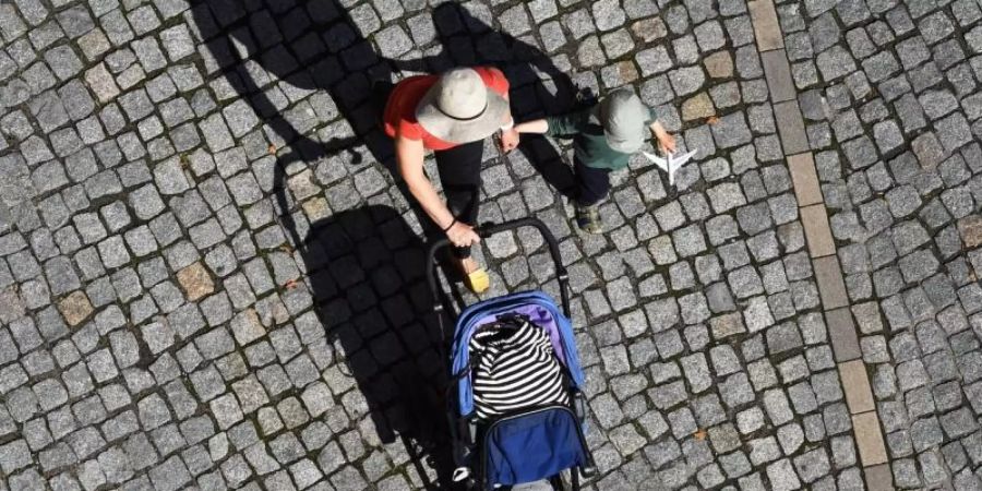 Lange Zeit war sie Streitthema - die Mütterrente. Nun ist sie endgültig für alle bezugsberechtigten Frauen in Kraft getreten. Foto: Jens Kalaene