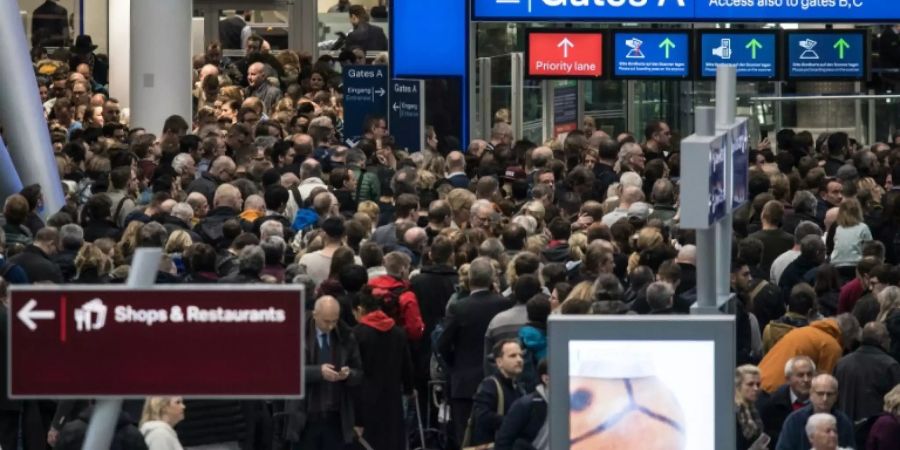 Wartende Passagiere am Flughafen Düsseldorf