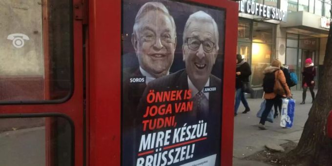 Ein Plakat mit dem ungarisch-amerikanischen Milliardär George Soros und dem Präsidenten der EU-Kommission an einer Telefonzelle in Budapest. Foto: Pablo Gorondi/AP Ein Plakat mit dem ungarisch-amerikanischen Milliardär George Soros und dem Präsidenten der EU-Kommission an einer Telefonzelle in Budapest. Foto: Pablo Gorondi/AP