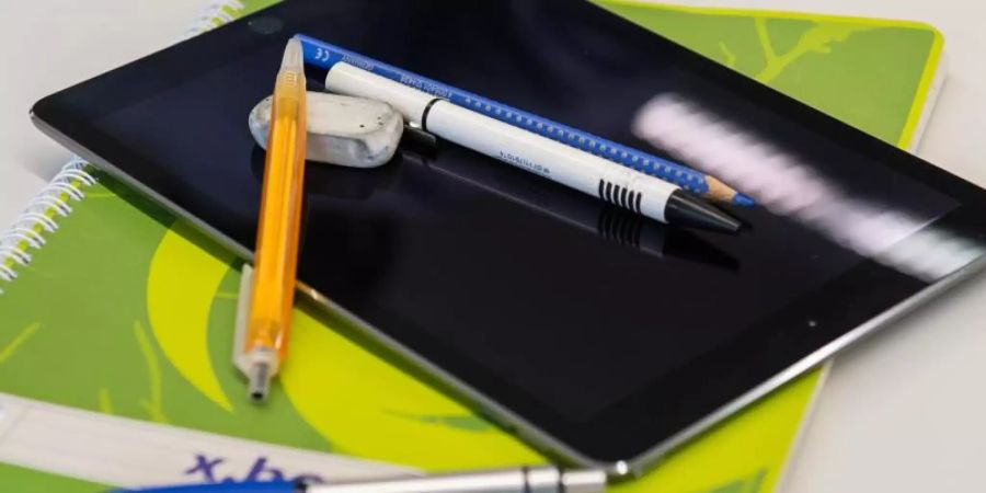 Ein Tablet liegt in einem Klassenzimmer. Foto: Wolfram Kastl