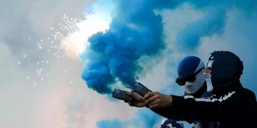 Fans des Hamburger SV brannten in Stadtderby Pyrotechnik ab. Foto: Christian Charisius