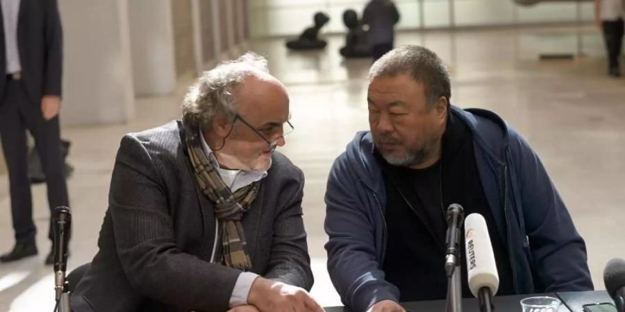 Jiri Fajt (l) mit Ai Weiwei bei der Eröffnung der Ausstellung "Law of the Journey" (Gesetz der Fahrt) in Prag 2017. Foto: Michael Heitmann