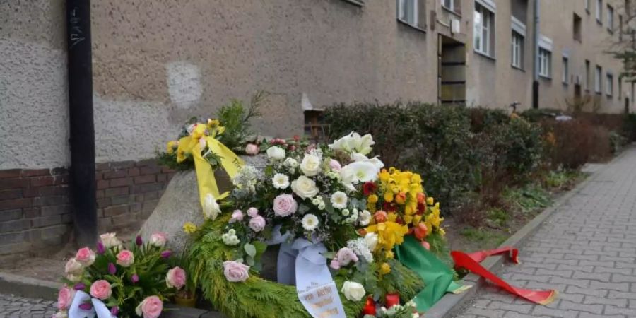 Kränze und Blumen liegen am Gedenkstein für Hatun Sürücü an einer Bushaltestelle in Berlin. Die aus einer streng muslimischen Familie stammende Sürücü war am 7. Februar 2005 einem sogenannten Ehrenmord zum Opfer gefallen. Foto: Rainer Jensen