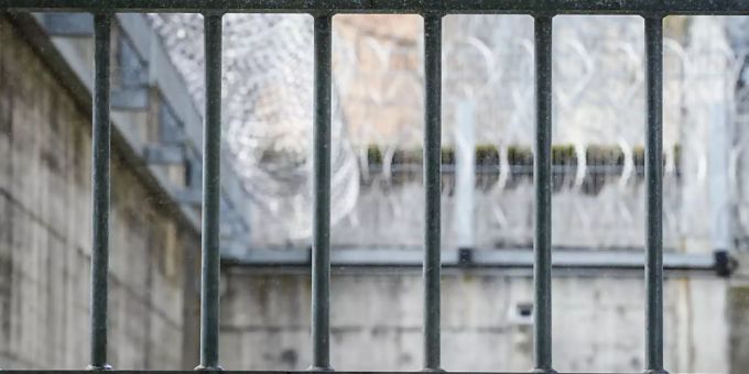 Der Nationalrat will Ausschaffungshaft für minderjährige Migrantinnen und Migranten nicht verbieten. Er hat einen Vorstoss aus den Reihen der Grünen abgelehnt. (Symbolbild) Der Nationalrat will Ausschaffungshaft für minderjährige Migrantinnen und Migranten nicht verbieten. Er hat einen Vorstoss aus den Reihen der Grünen abgelehnt. (Symbolbild)