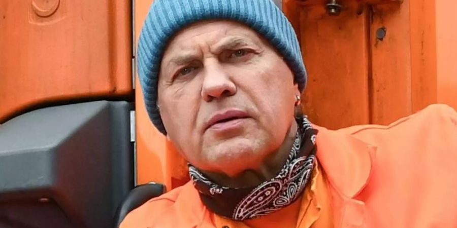 Uwe Ochsenknecht als Müllmann Werner am Rande der Dreharbeiten der Komödie "Die Drei von der Müllabfuhr". Foto: Jens Kalaene