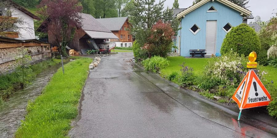 Auch in Oberriet im Kanton St. Gallen hat die Feuerwehr alle Hände voll zu tun.