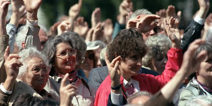 Erstmals nehmen an der Ausserrhoder Landsgemeinde in Trogen AR im April 1990 auch Frauen teil. Ein Jahr zuvor hatten die Ausserrhoder Männer an der denkwürdigen Landsgemeinde in Hundwil das Frauenstimmrecht beschlossen. (Archivbild) Appenzell Ausserrhoden Frauen