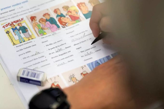 Auch die Unterrichtsmaterialien weisen oft noch geschlechtsspezifische Rollenbilder auf. Gender