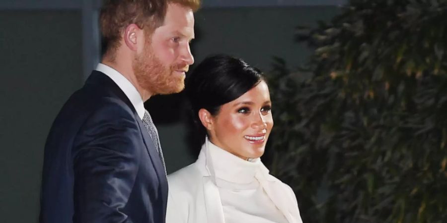 Meghan Markle und Prinz Harry strahlen im Februar an einem Besuch im N