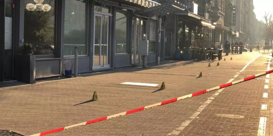Polizisten stehen am Tatort in der Nürnberger Innenstadt. Foto: Friedrich/News5