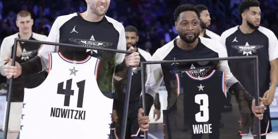Dirk Nowitzki (l) und Dwayne Wade wurden beim All-Star-Spiel geehrt. Foto: Chuck Burton/AP