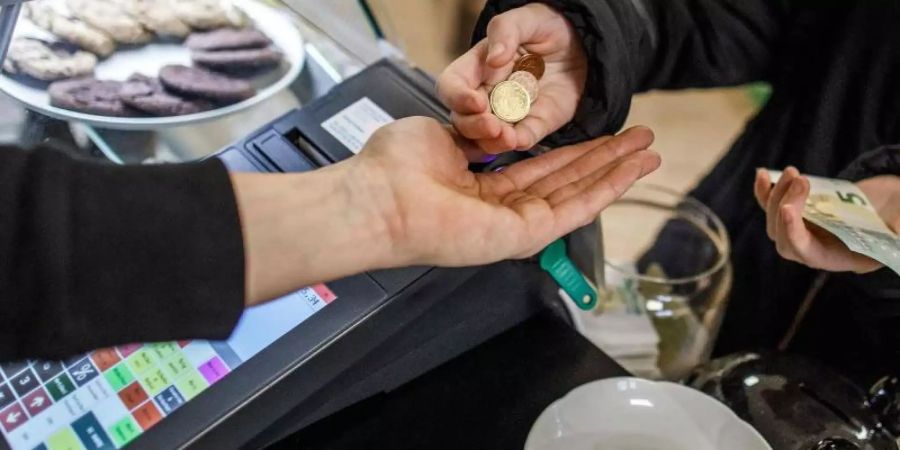 Nach Einschätzung von Experten spielt die Zeit fürs Bezahlen eine wichtige Rolle bei der Kaufentscheidung. Foto: Carsten Koall