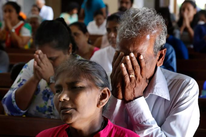 Menschen beten in einer katholischen Kirche in Colombo, kurz nach den Anschlägen. Multiple blasts