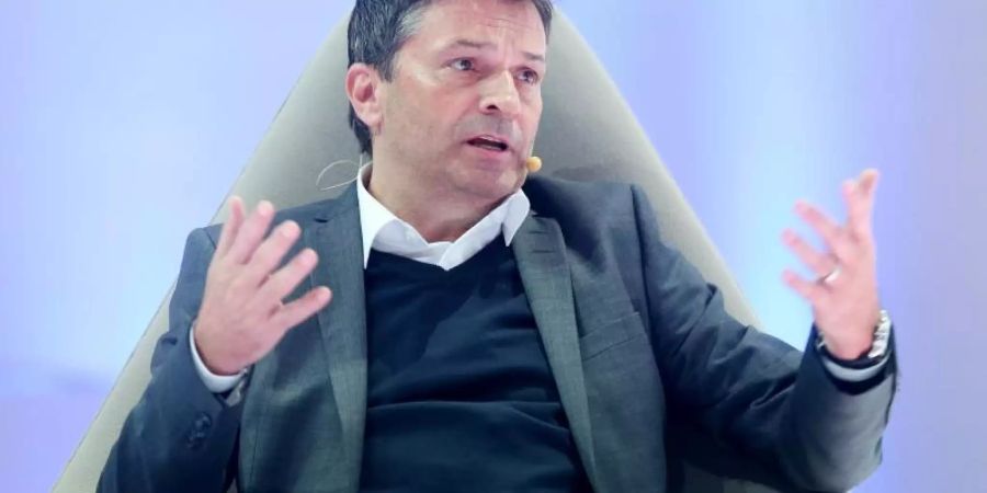 Steht beim FC Schalke 04 unter Druck: Sportvorstand Christian Heidel. Foto: Roland Weihrauch