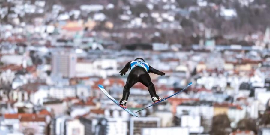 Einen Tag vor der ersten Entscheidung am Bergisel müssen die Skispringer die Qualifikation meistern. Foto: Expa/Dominik Angerer/APA