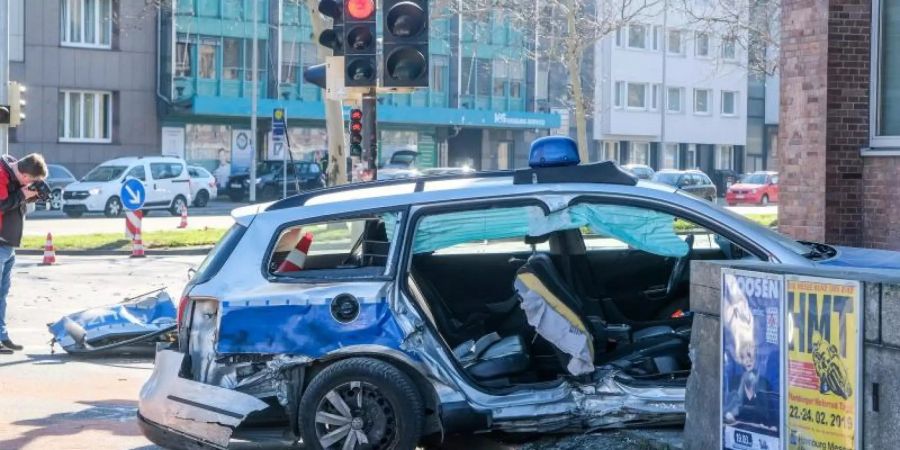 Eine Beamtin wurde im Fahrzeug eingeschlossen und erlitt schwere Verletzungen. Foto: Clemens Heidrich