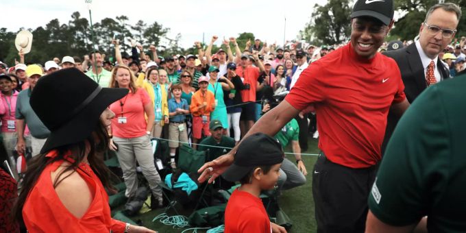 Tiger Woods wird angefeuert von seiner Freundin Erica Herman. tiger woods