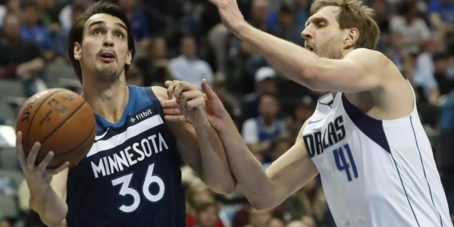 Dirk Nowitzki (r) versucht Dario Saric von den Minnesota Timberwolves zu blocken. Foto: Lm Otero/AP/dpa