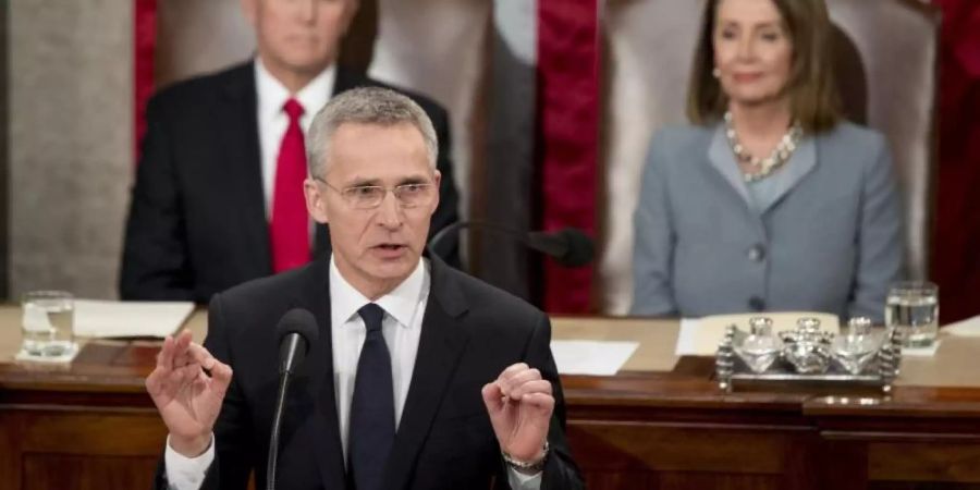 Nato-Generalsekretär Jens Stoltenberg spricht vor dem US-Kongress in Washington. Hinter ihm: Nancy Pelosi, Sprecherin des US-Repräsentantenhauses und Vizepräsident Mike Pence. Foto: Andrew Harnik/AP