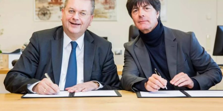 Vor der WM 2018 verlängerte der DFB um Reinhard Grindel den Vertrag von Bundestrainer Joachim Löw bis 2022. Foto: Simon Hofmann/Bongarts