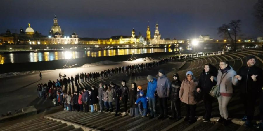 Menschenkette am Ufer der Elbe