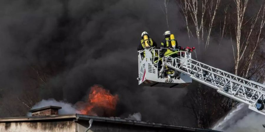 Das Feuer hat aus dem ersten Obergeschoss auf das Dach übergriffen. Foto: Markus Klümper