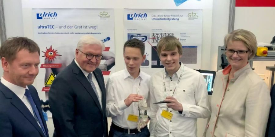 Bundespräsident Steinmeier (2.v.l.) bei «Jugend forscht»