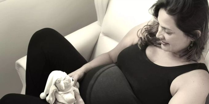 Künftig soll schwangeren Frauen, die mindestens zwei Kinder oder mehr erwarten, ein längerer Mutterschaftsurlaub erlaubt werden. Schwangerschaft Versicherungen Kind