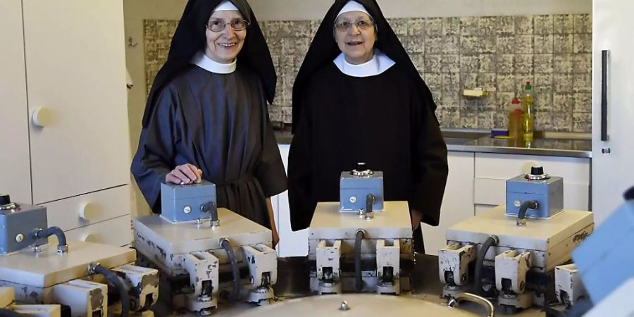 Schwester Scholastika Beyeler (rechts) und Mutter Schwester Gabriela Tinner - hier mit der grossen Hostienbackmaschine - ziehen nach St. Gallen um.