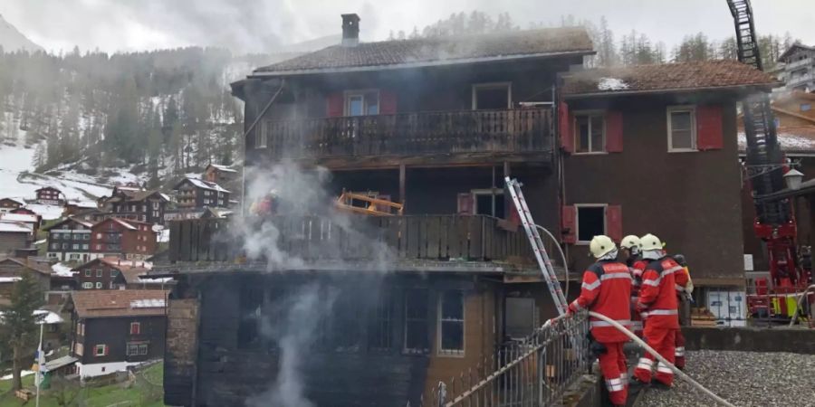 Mehrere Hunderttausend Franken Schaden hat eine Explosion mit anschliessendem Brand in Tschiertschen verursacht. Zwei Männer in den Sechzigern wurden verletzt, der eine schwer. (Foto: Kantonspolizei Graubünden)