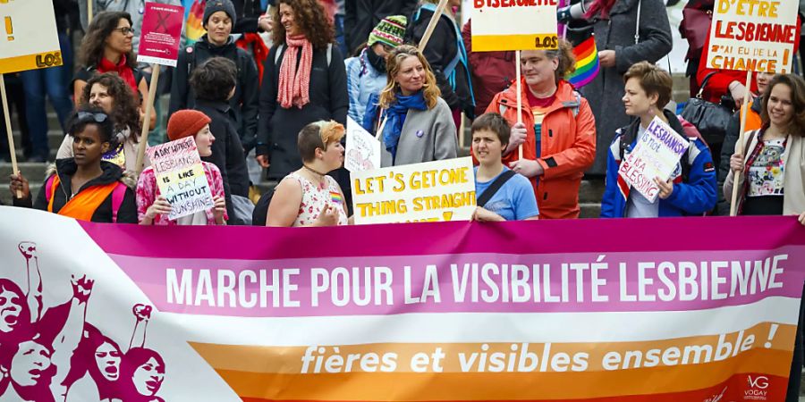 Rund 150 Menschen haben am Samstag in Lausanne für gleiche Rechte für Lesben demonstriert.