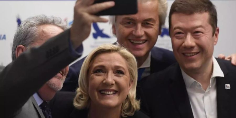 Rechte EU-Skeptiker treffen sich in Prag, unter ihnen Marine Le Pen (Mitte) und der Niederländer Geert Wilders (hinten). Foto: Ondøej Deml/CTK