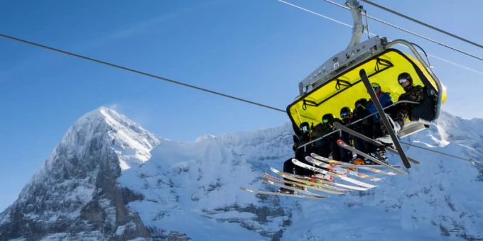 Im Vergleich zum Fünfjahresschnitt seien in der Wintersaison 2024/2025 insgesamt 21 Prozent mehr Gäste transportiert worden. Im Bild Wengen BE mit dem Eiger im Hintergrund. (Archivbild) Bergbahnen