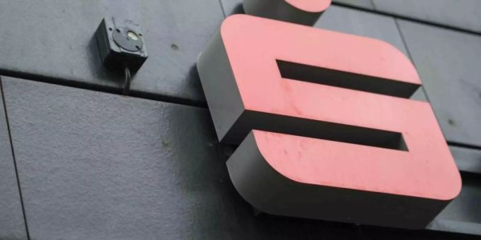 Ein Sparkassenlogo hängt an der Fassade einer Filiale. Foto: Arne Bänsch Ein Sparkassenlogo hängt an der Fassade einer Filiale. Foto: Arne Bänsch