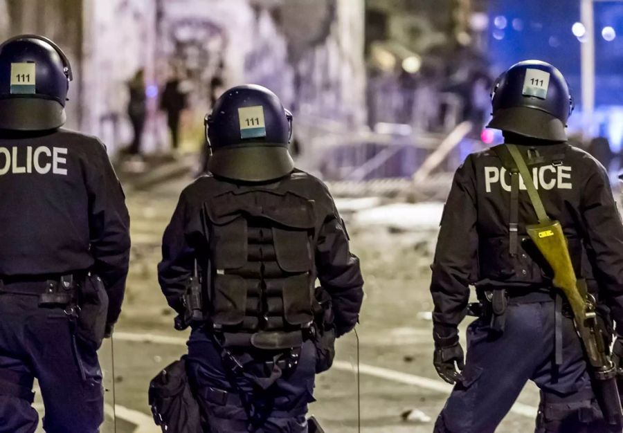 Polizei vor Reitschule Bern.