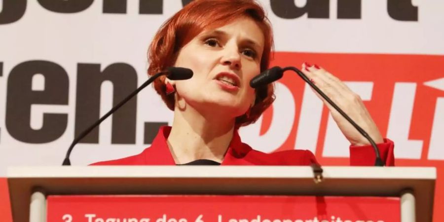 Katja Kipping am Samstag bei einer Rede auf dem Landesparteitag der Linken im thüringischen Gera. Foto: Bodo Schackow/dpa-Zentralbild