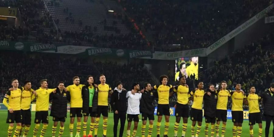 Die Mannschaft von Borussia Dortmund lässt sich nach dem 3:2 gegen Leverkusen feiern. Foto: Ina Fassbender