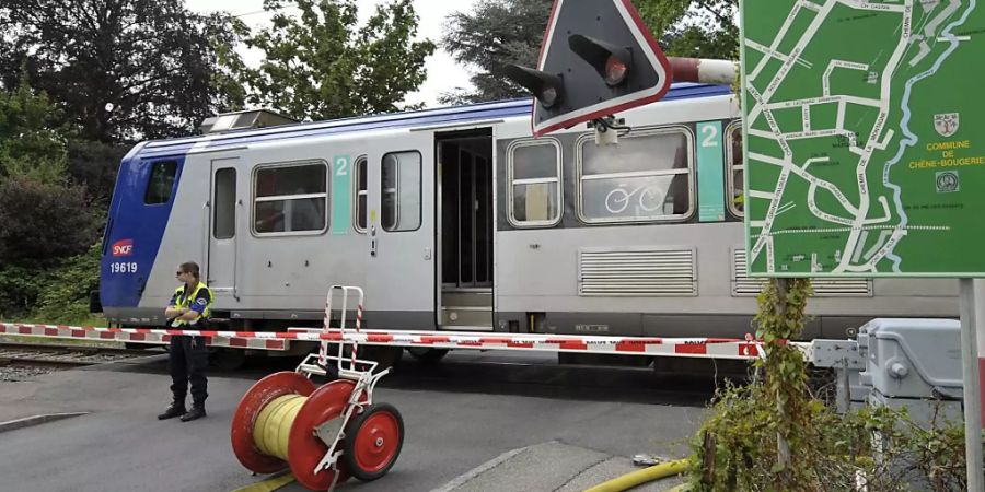 Immer wieder kommt es zu Unfällen, bei denen Autofahrer zwischen geschlossenen Schranken bei Bahnübergänge eingeschlossen werden.(Archivbild)