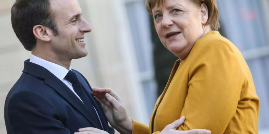 Macron empfängt Merkel in Paris