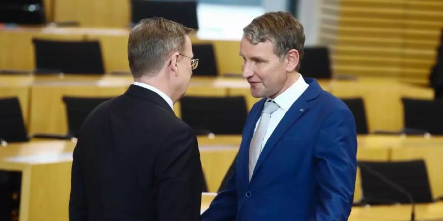 Bodo Ramelow (l, Die Linke), Thüringens neu gewählter Ministerpräsident verweigert Björn Höcke, Fraktionsvorsitzender der AfD im Landtag, den Handschlag nach Wahl eines neuen Ministerpräsidenten in Thüringen. Foto: Bodo Schackow/dpa-Zentralbild/dpa