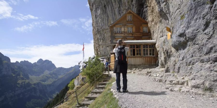 Vom Berggasthaus Aescher führt ein steiler Weg zum Seealpsee.