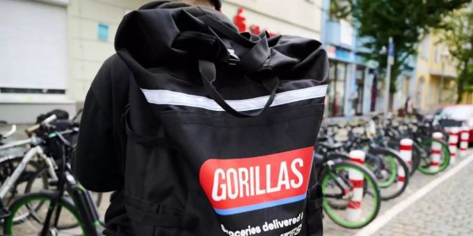 Ein Beschäftigter des Lieferdienstes Gorillas trägt einen Rucksack und steht vor den Fahrrädern. Foto: Annette Riedl/dpa Ein Beschäftigter des Lieferdienstes Gorillas trägt einen Rucksack und steht vor den Fahrrädern. Foto: Annette Riedl/dpa