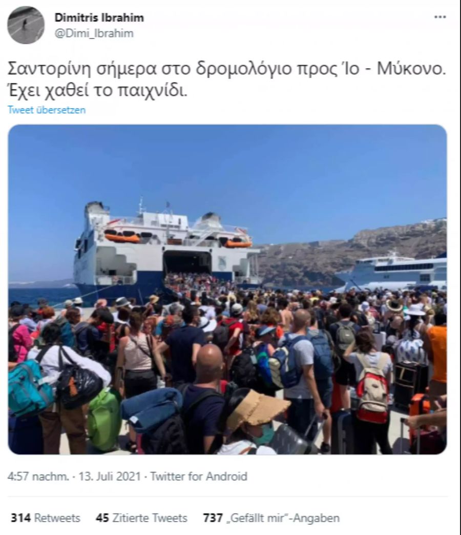 Ein Schiff in Santorini, welches Touristen nach Ios und Mykonos bringt.